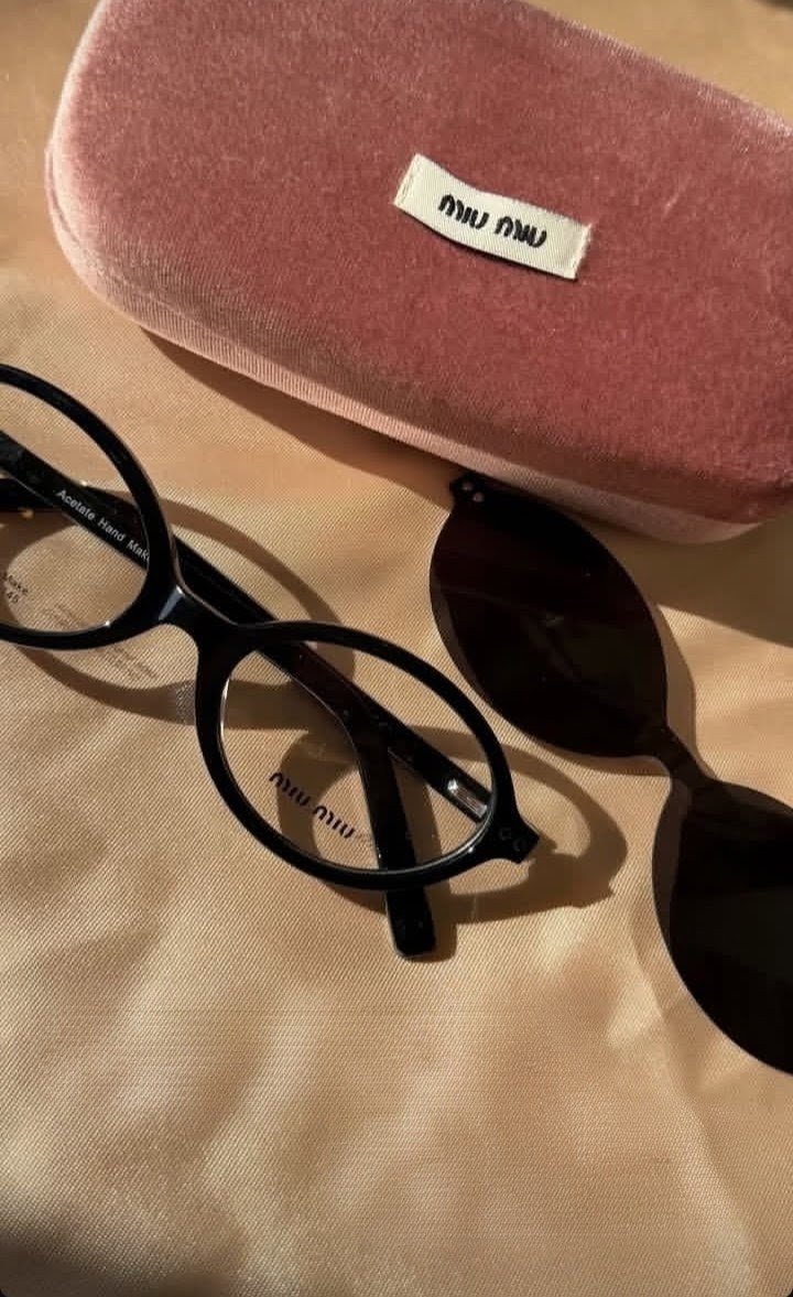 Lunettes avec un applique miu miu
