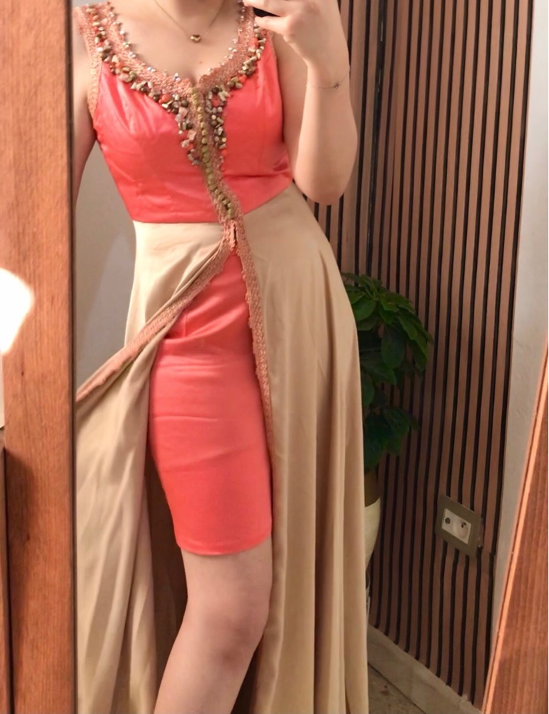 Caftan en soie caramel et orange avec des perles 