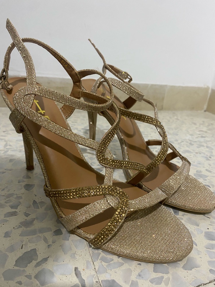 Une paire de sandales dorée