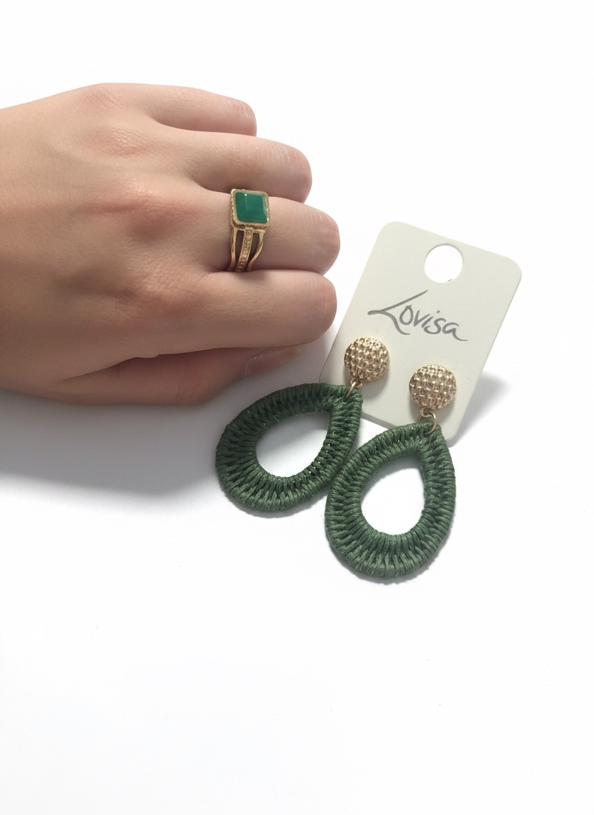 Des boucles d'oreilles et bague en vert 