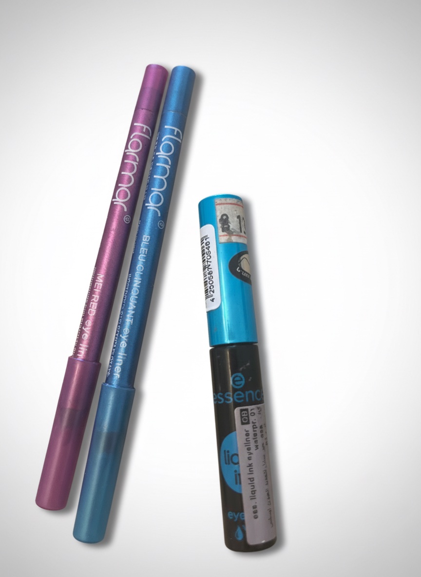 Eyeliener noir essence et 2 flormar eye mauve et bleu 