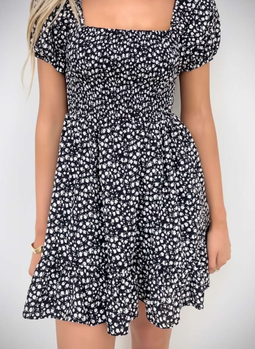 Petite robe courte fleurie noire et blanche