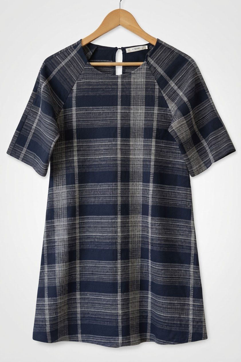 Une robe de jour Mango bleue et marine dotée d'un motif à carreaux gris.