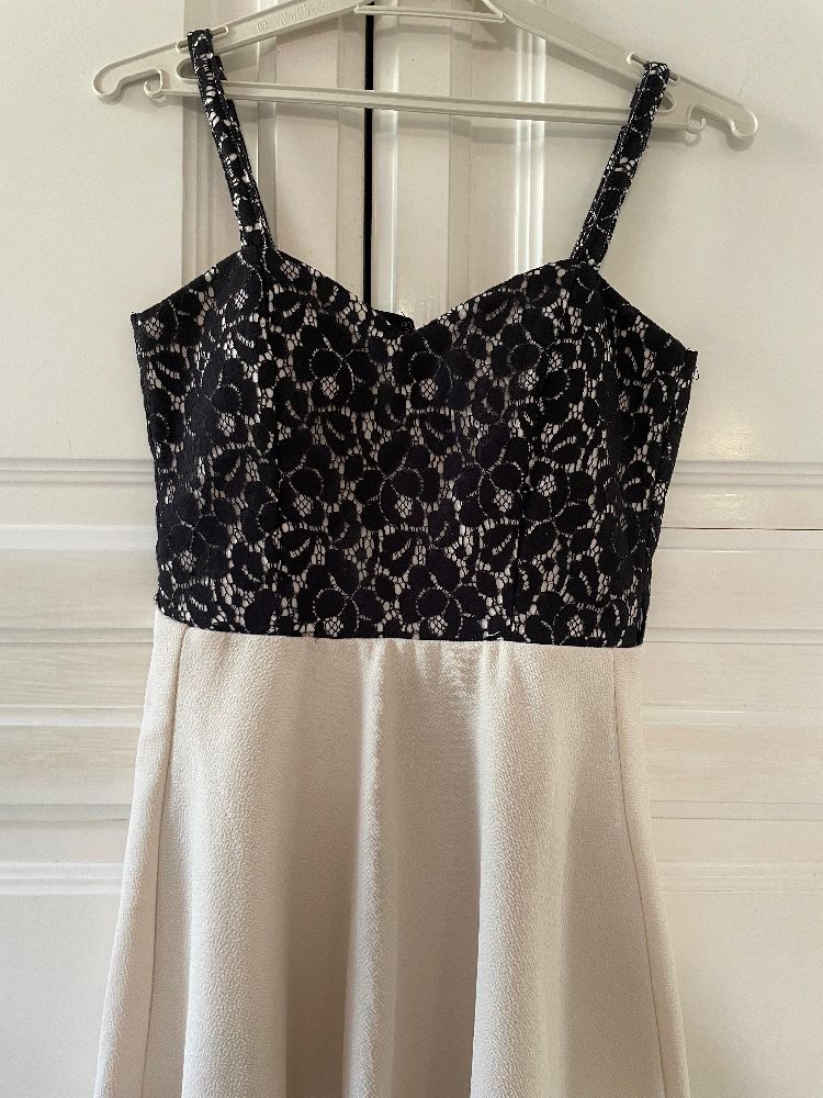 Robe Bretelle Beige avec Dentelle Noir