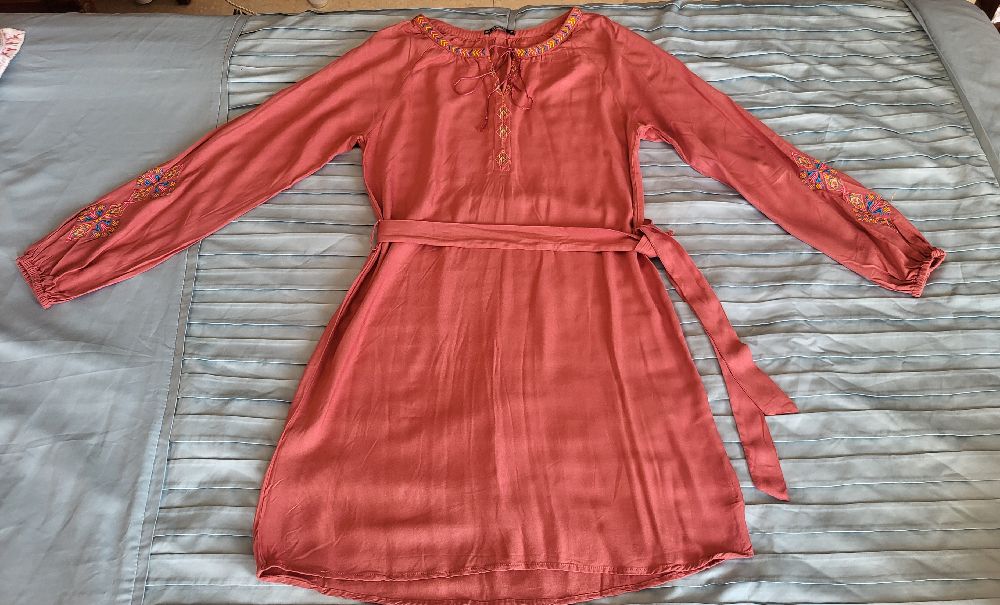 Robe Manches Longues Brodée avec Ceinture Kastelo