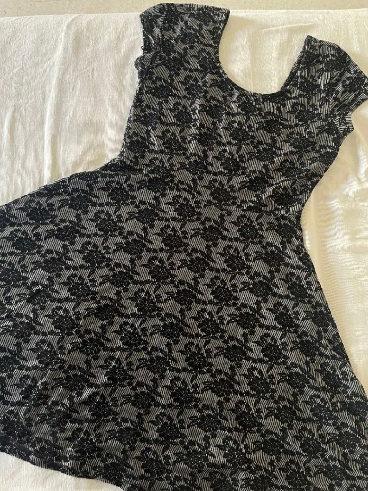 Robe Noire Courte Sans Manches Tissue Élastiqué