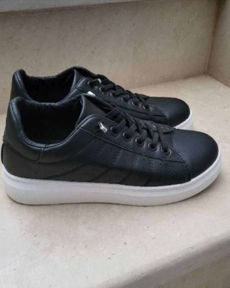 Baskets Noires Neuf Jamais Portés 