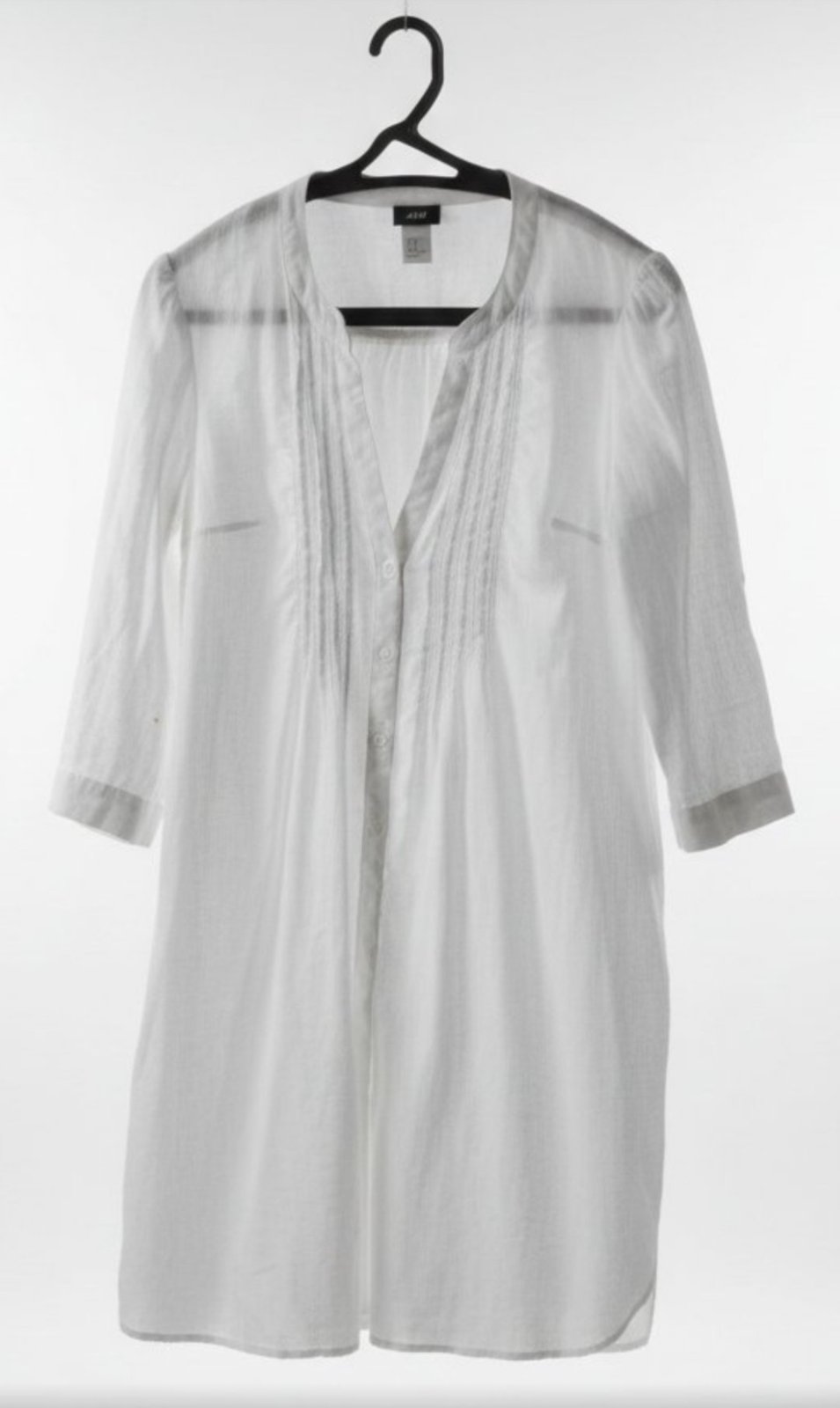 Robe chemise en lin brodée avec finesse au niveau de la poitrine 