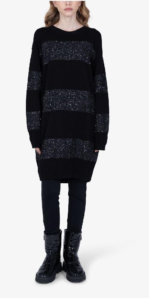 Robe pull décontractée marine avec des rayures chinées et une bordure à volants noire. 
