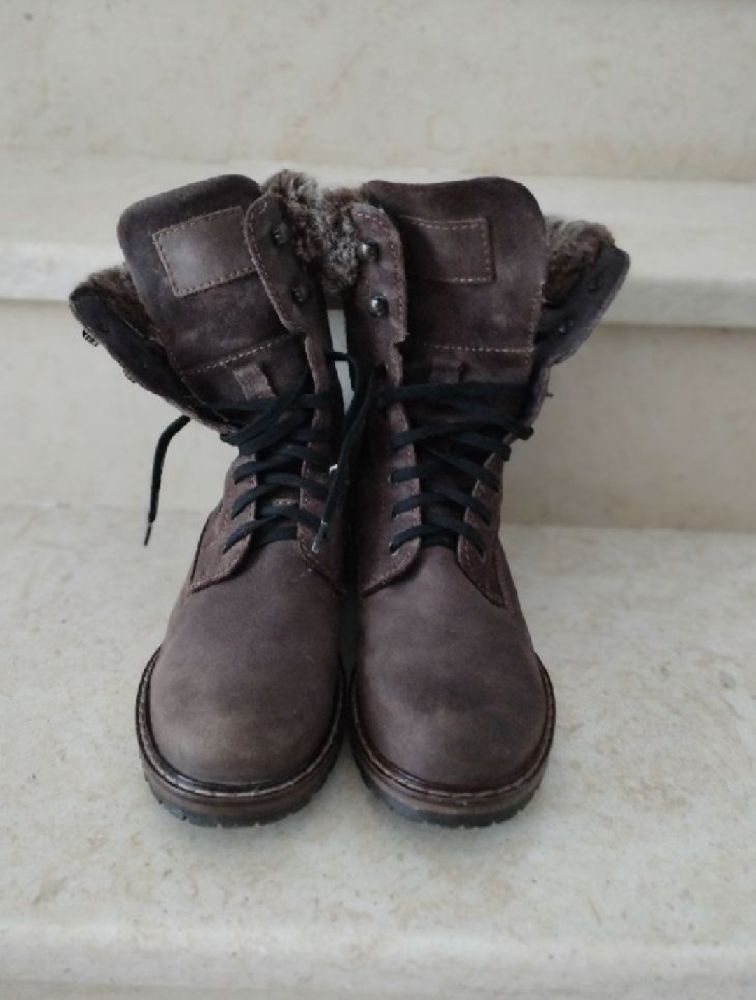 Boots envrai daim et cuir et intérieur en laine neufs