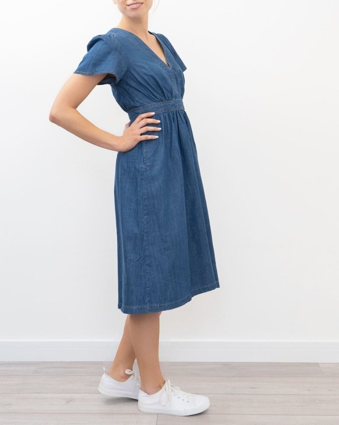 Robe en jean tissu fluide avec converse offert