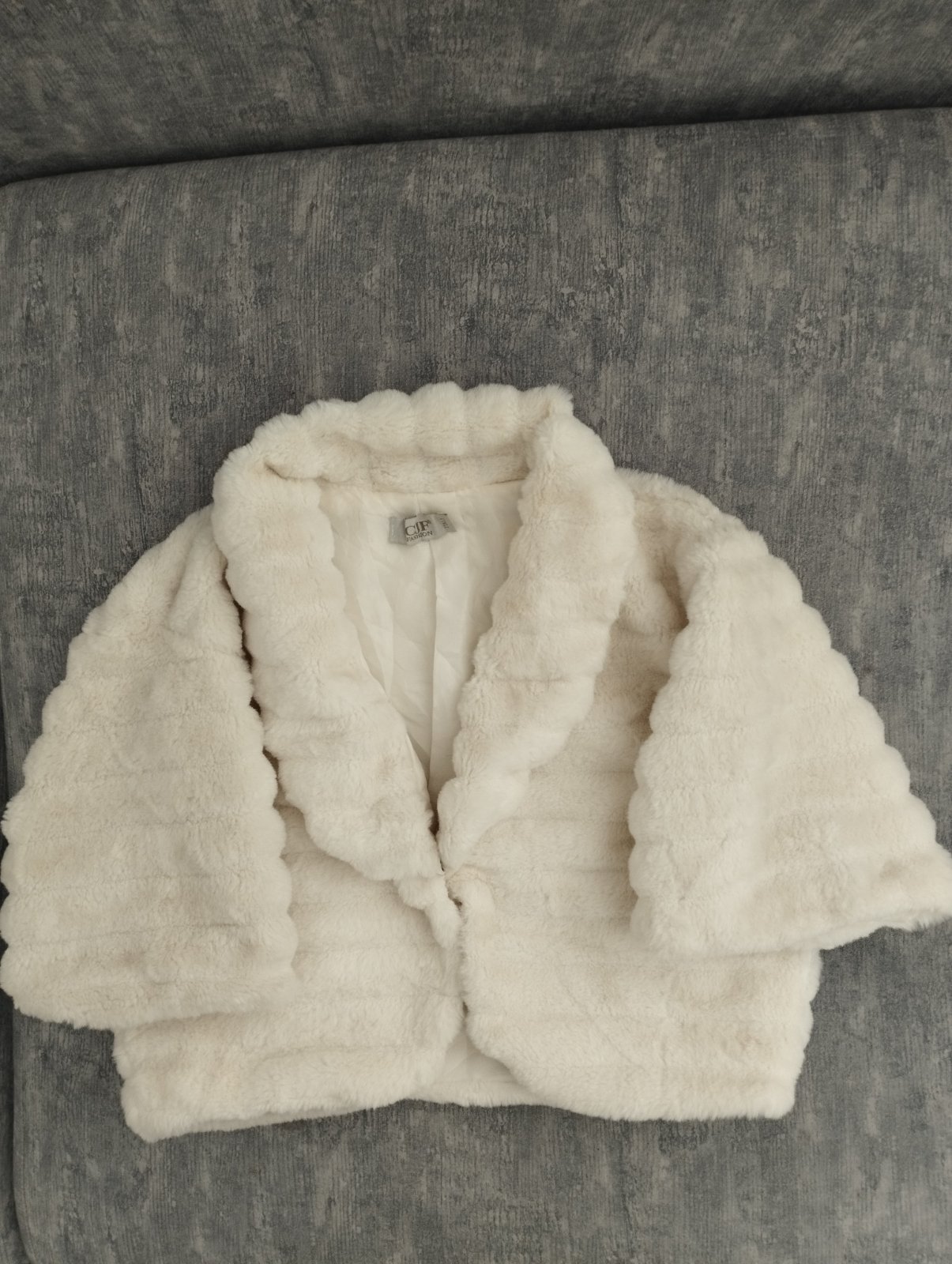Très jolie veste en fourrure pour fille de très bonne qualité made in italy