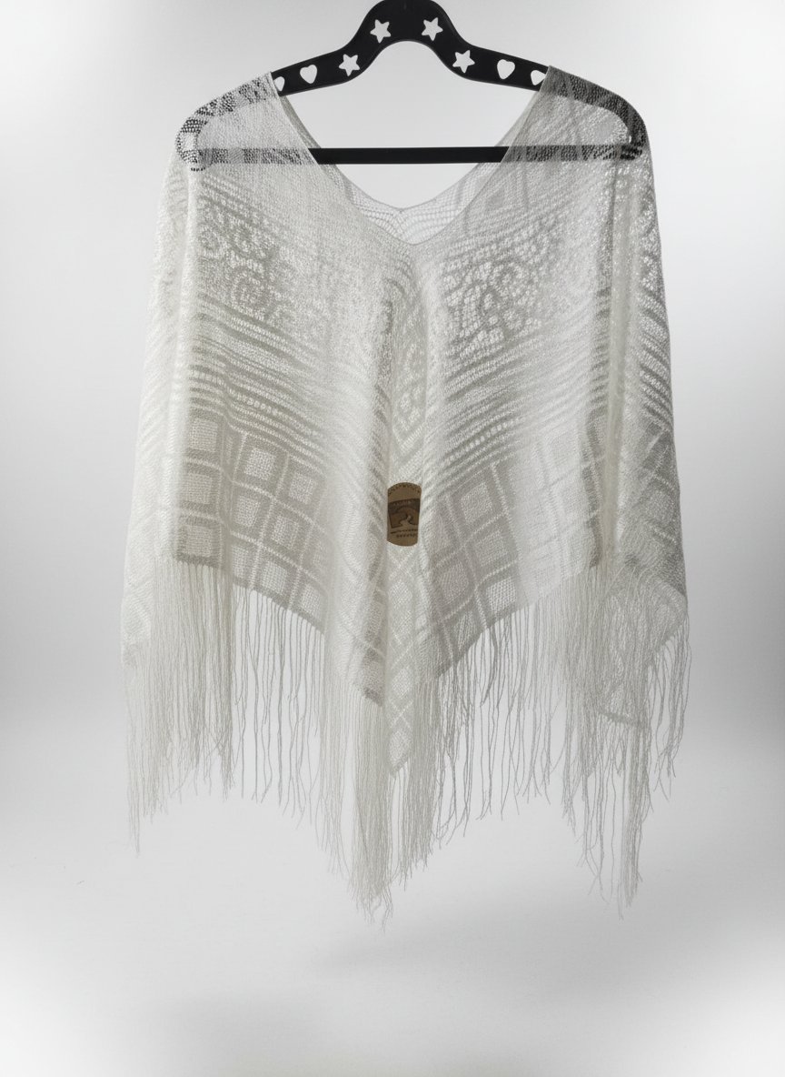 Magnifique poncho en fil brillant de très bonne qualité 