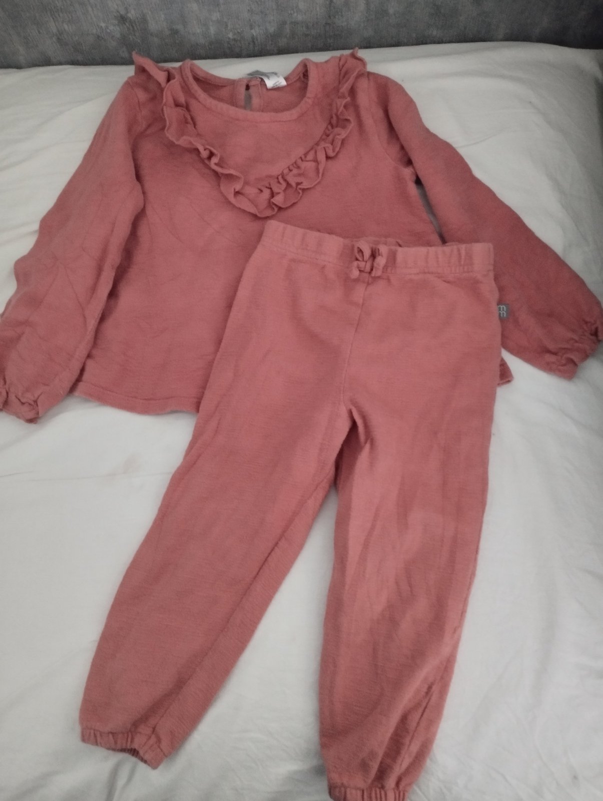 Ensemble pour fille se compose d'un haut à volants et d'un pantalon assorti en rose