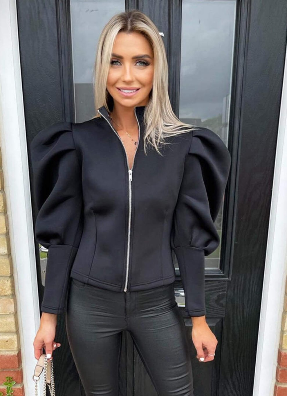 Veste bomber noire pour femme avec des manches bouffantes à fermeture éclair 