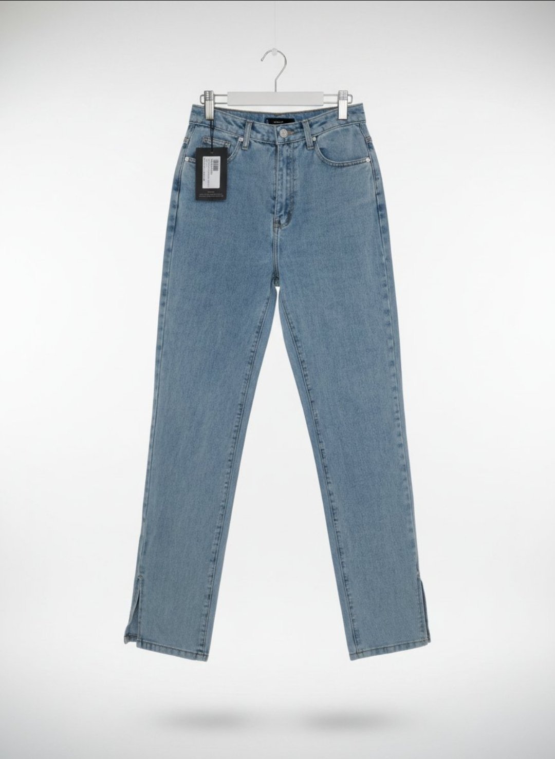 Magnifique djeans bleu  délavé avec deux fentes importé de France 