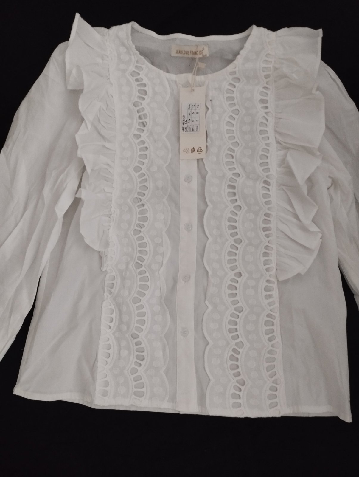 Deux jolies chemises avec broderie anglaises neuves avec étiquette