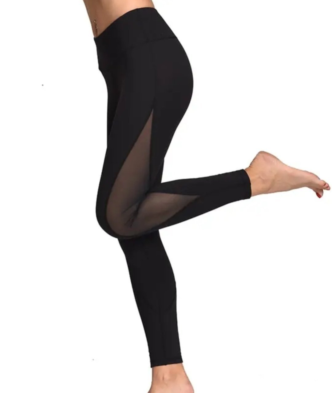 Legging de sport noir pour femme avec des empiècements en résille, souvent décrit comme un modèle de yoga ou de fitness.