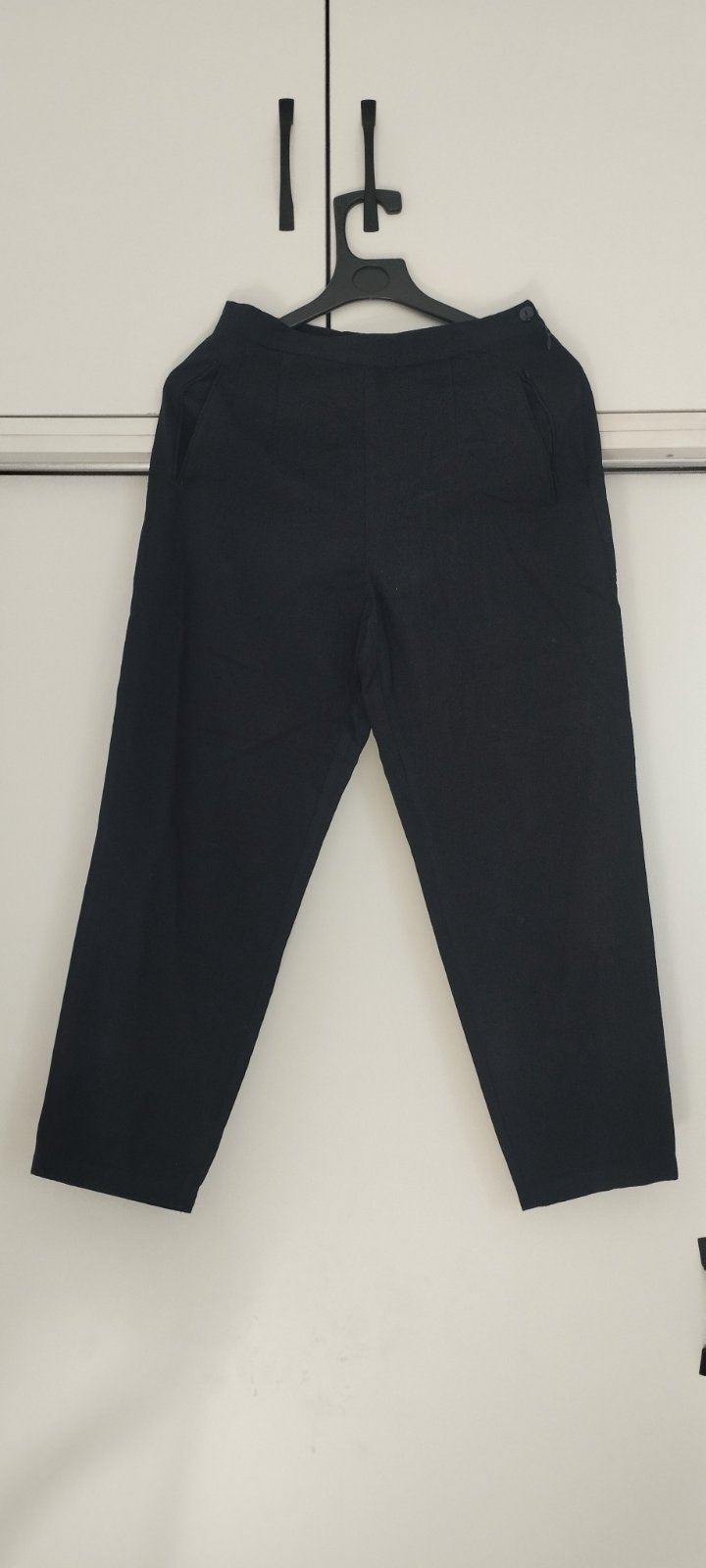 Pantalon noir à coupe droite et taille haute avec poches et fermetures sur le côté/tissu en pure laine vierge