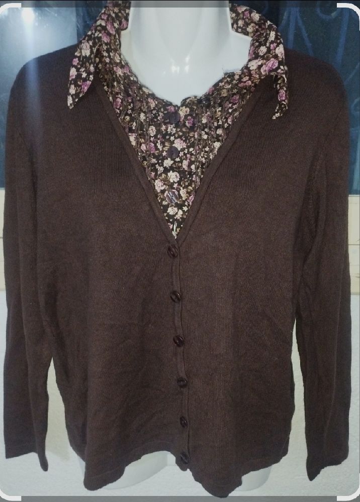 Gilet marron à manches longues avec un chemisier à col à motifs floraux intégré en dessous