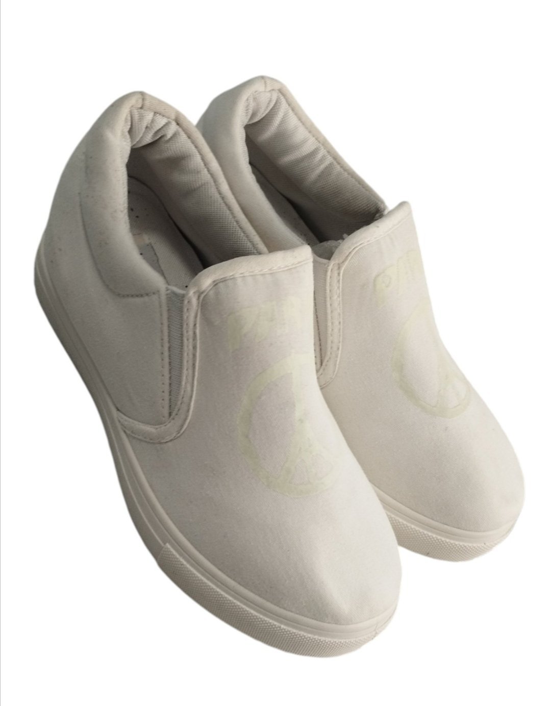 Espadrilles avec logo lumineux la nuit 