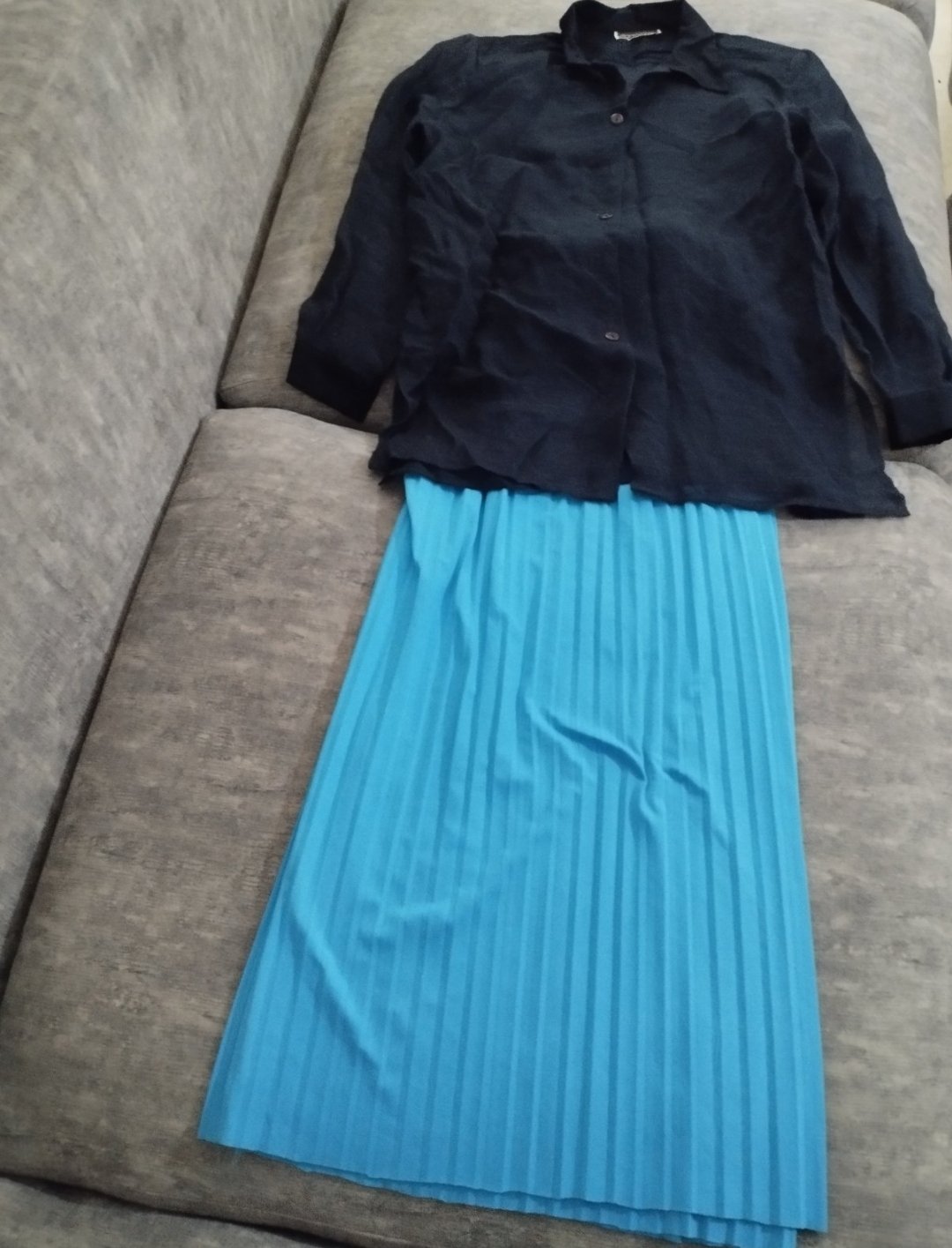 Pantalon large et chemise transparente en bleur
