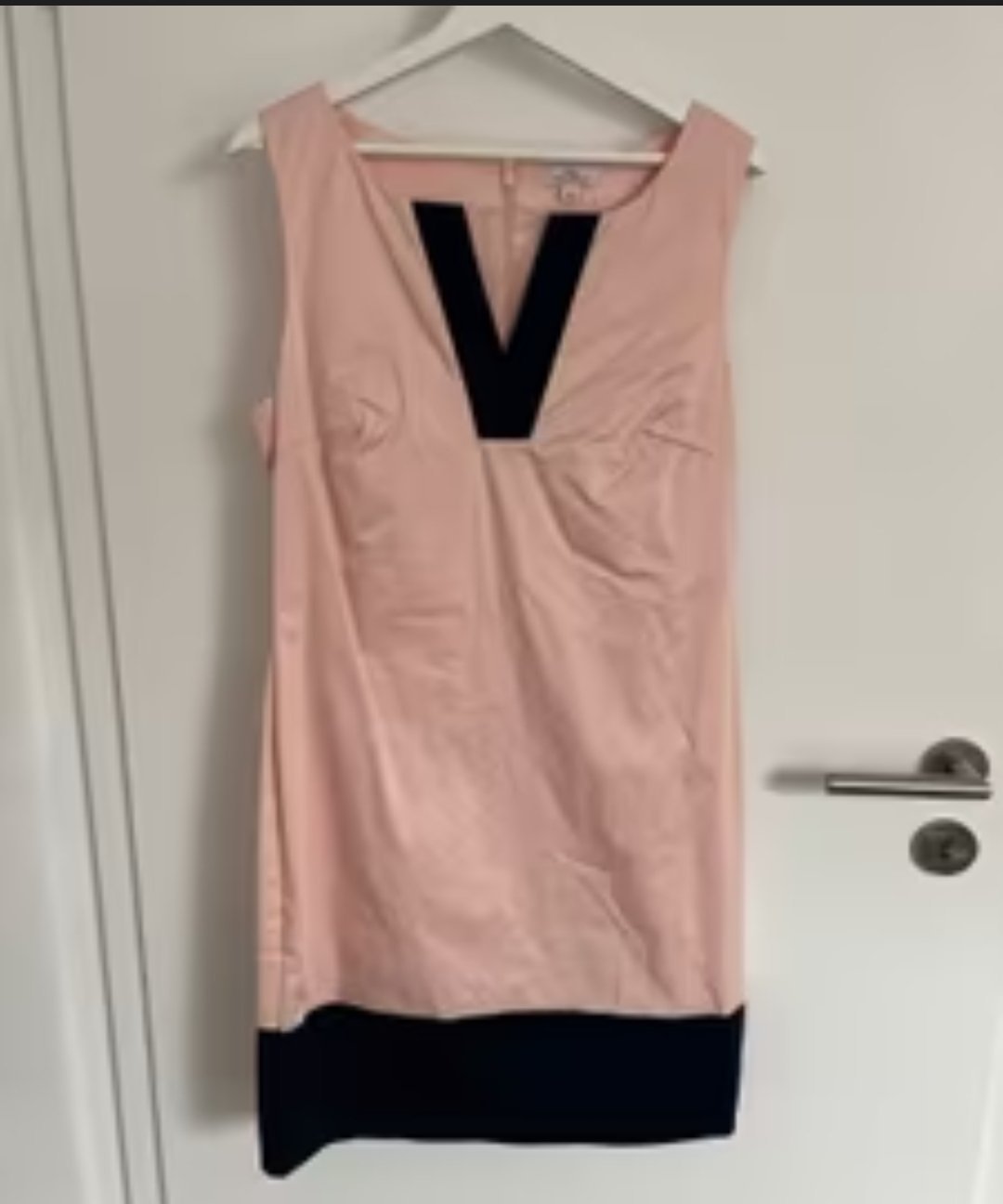 Robe femme bicolore de la marque s.Oliver en rose pâle et une large bande inférieure bleu marine, agrémentée d'une encolure en V contrastée. 