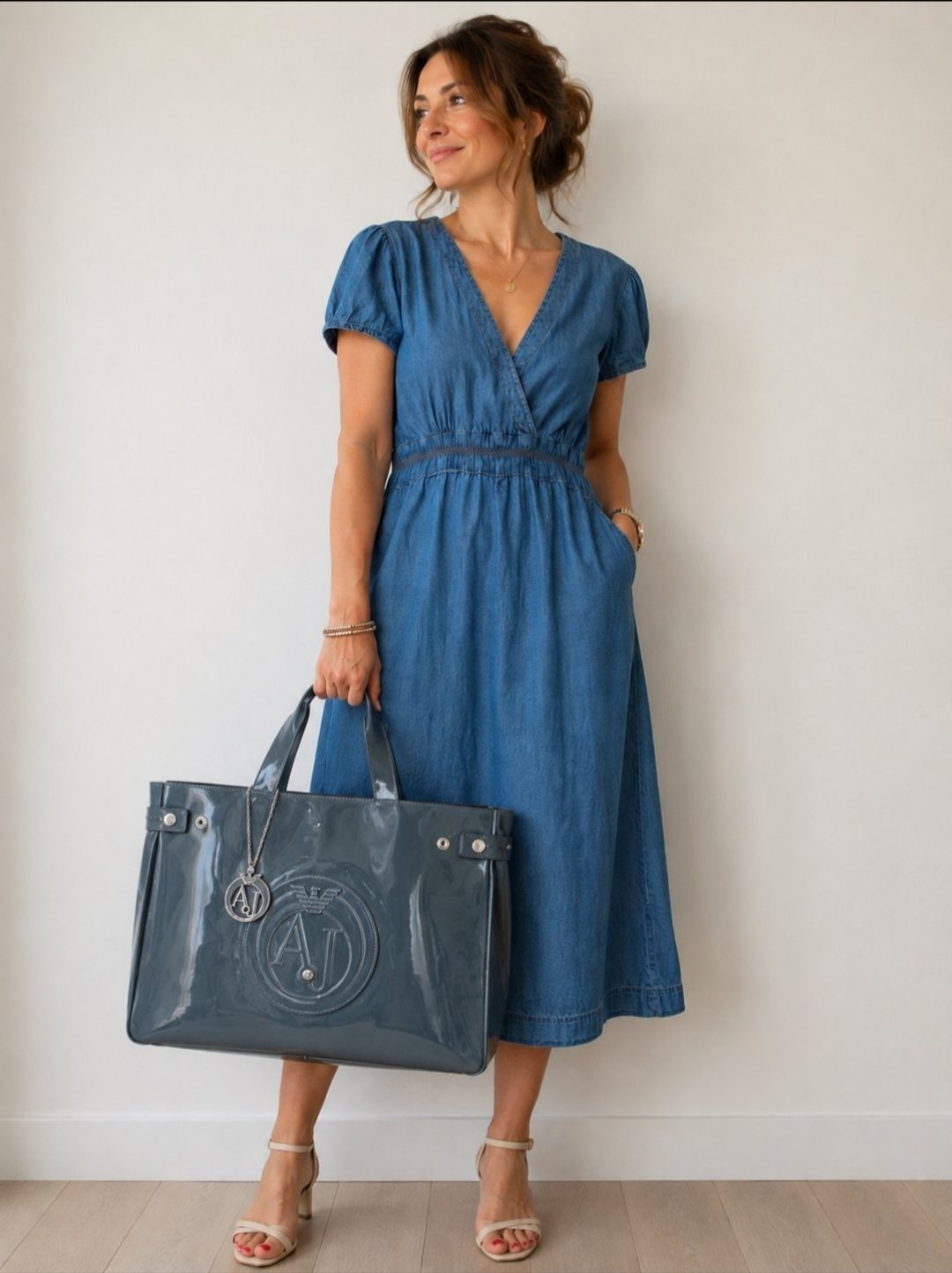 Très jolie robe en denim léger toute neuve avec sac Armani offert
