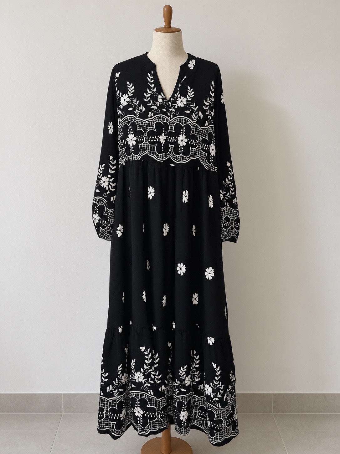 Robe longue noire fleurie 