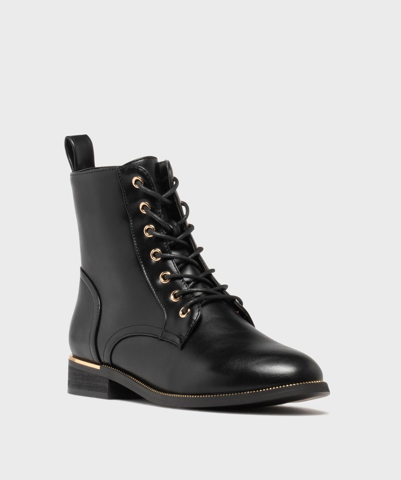 Bottines noires avec détails dorés