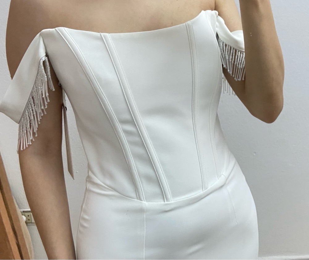 Robe blanche neuf de fiançaille jamais porté avec etiquette 