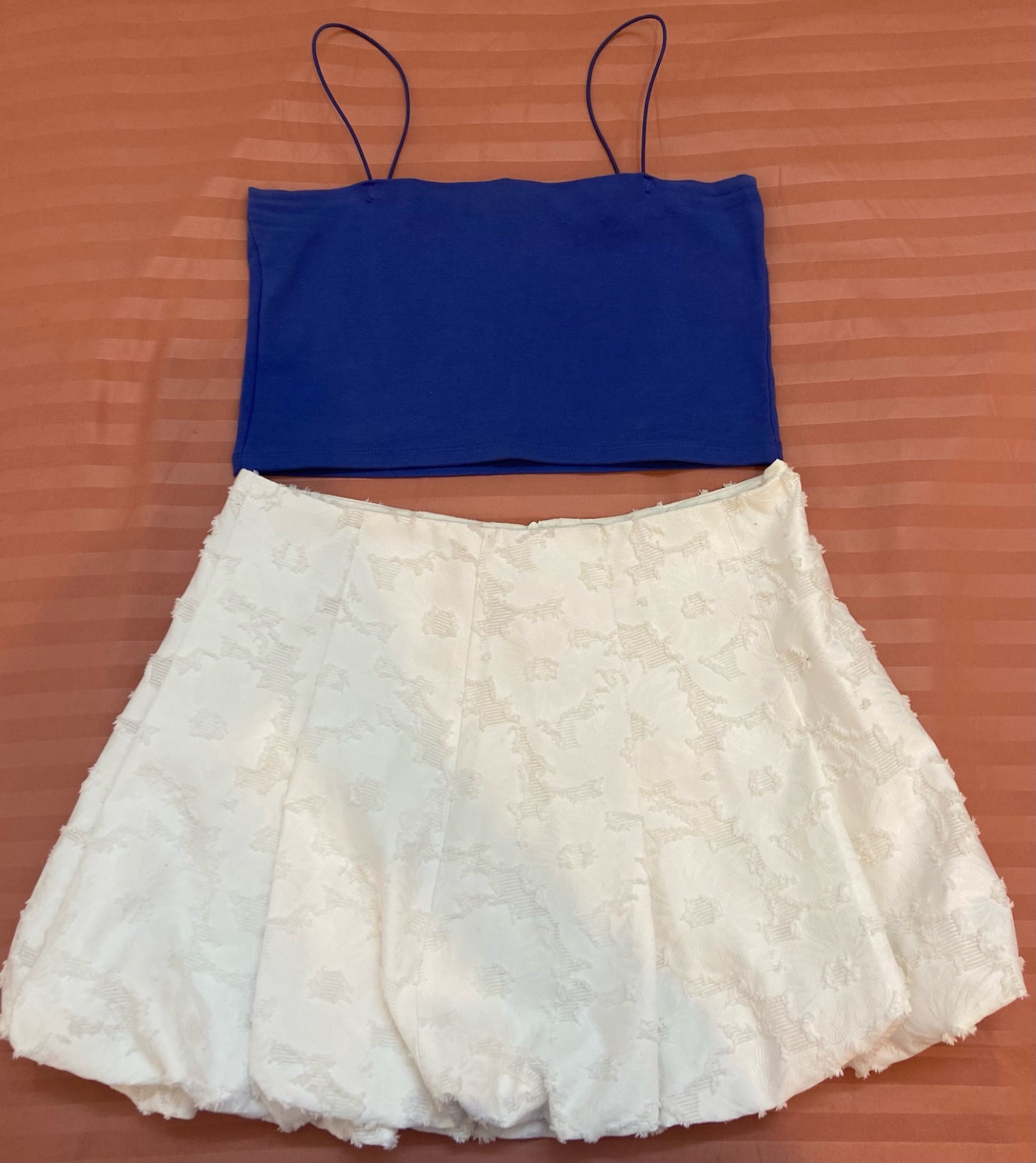 Tenue neuf jupe zara blanc m + top pull and bear tlabes m 