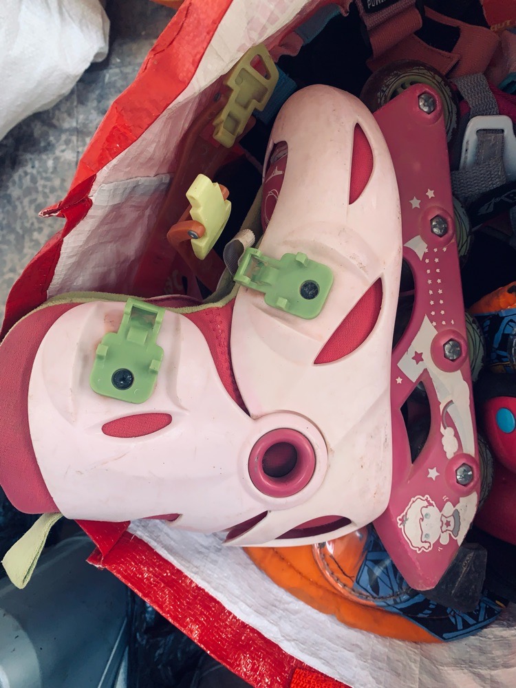 Lot patins avec accessoires de protection 