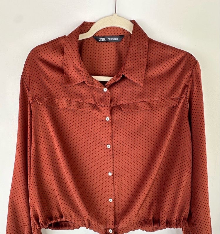  Chemise Zara marron à pois noirs . 