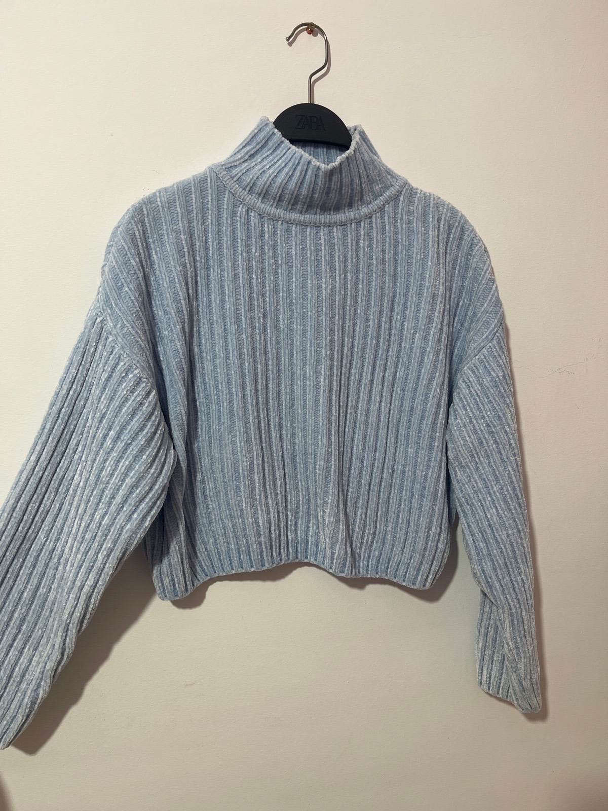 Un pull bleu ciel cropped