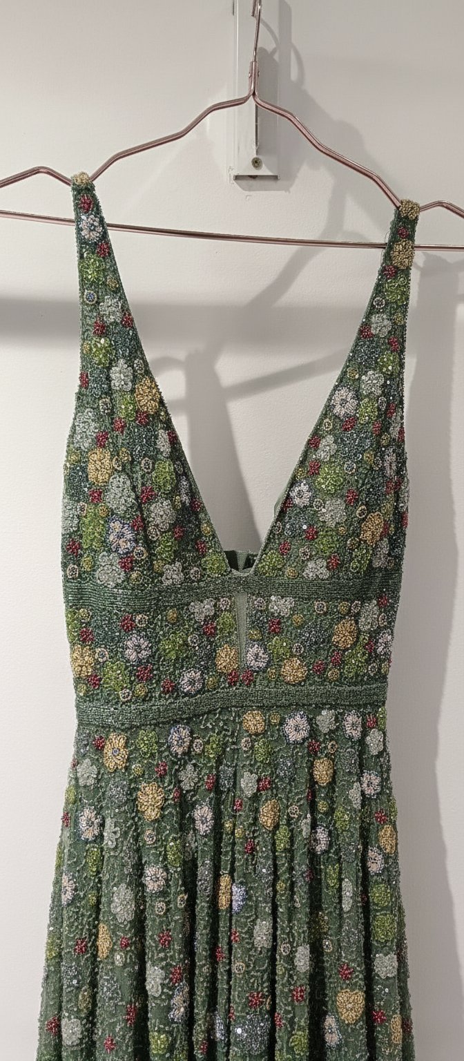 Robe de soirée longue vert sauge brodée de fleurs