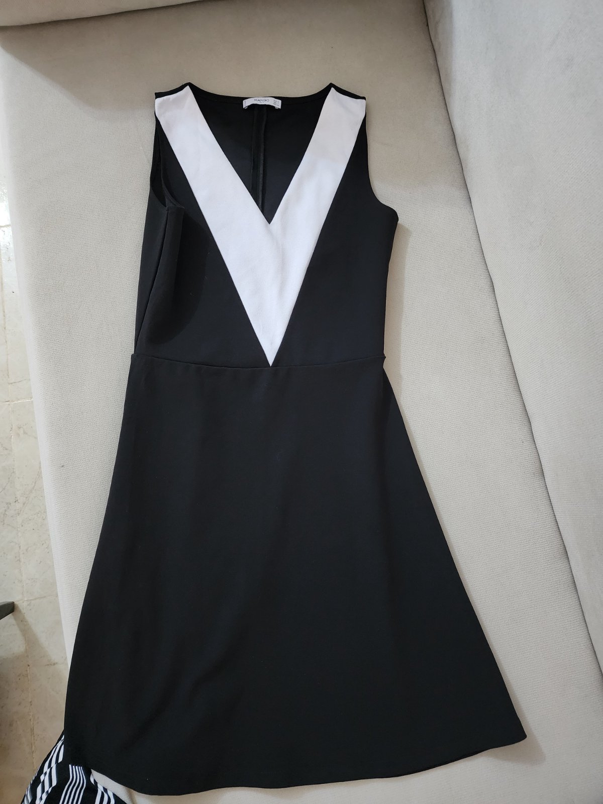 Robe noir et blanc de la marque mango