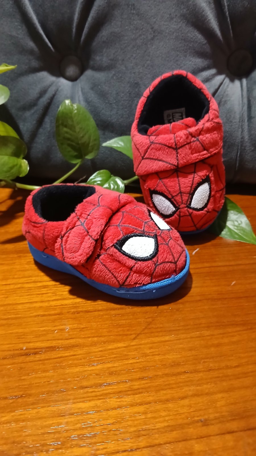 Jolie Pantoufles Spiderman enfant presque neuf 