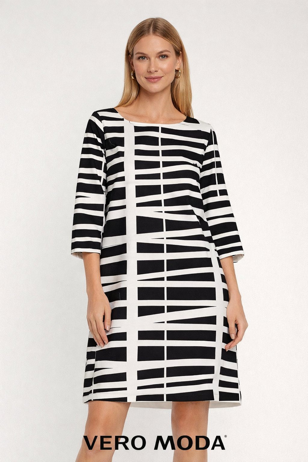 Une très jolie Robe  courte de la marque Vero moda🖤🤍 