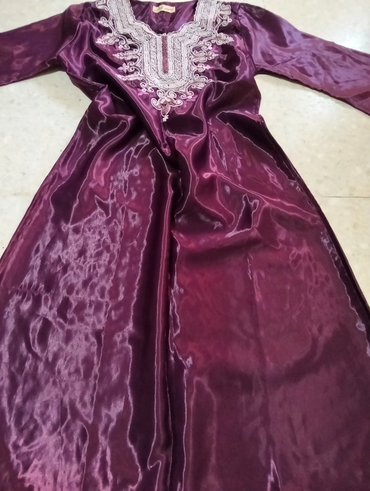 Robe satinée violet