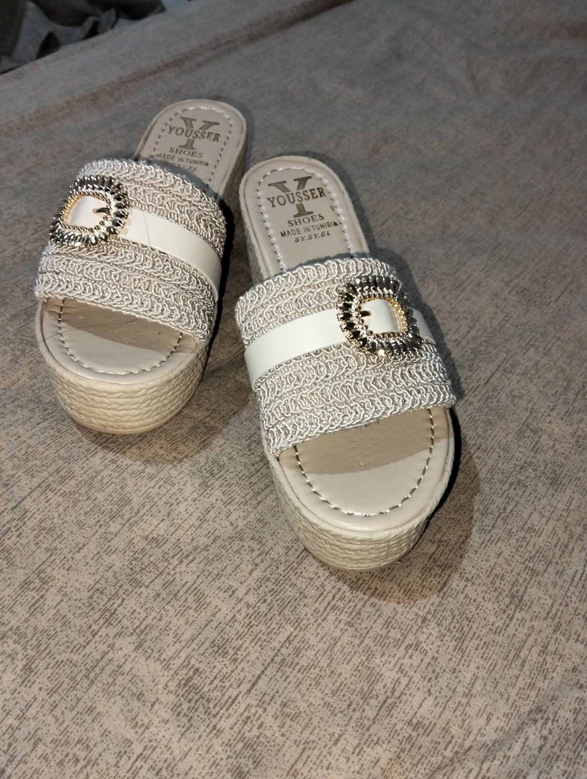  Claquettes beige neuves