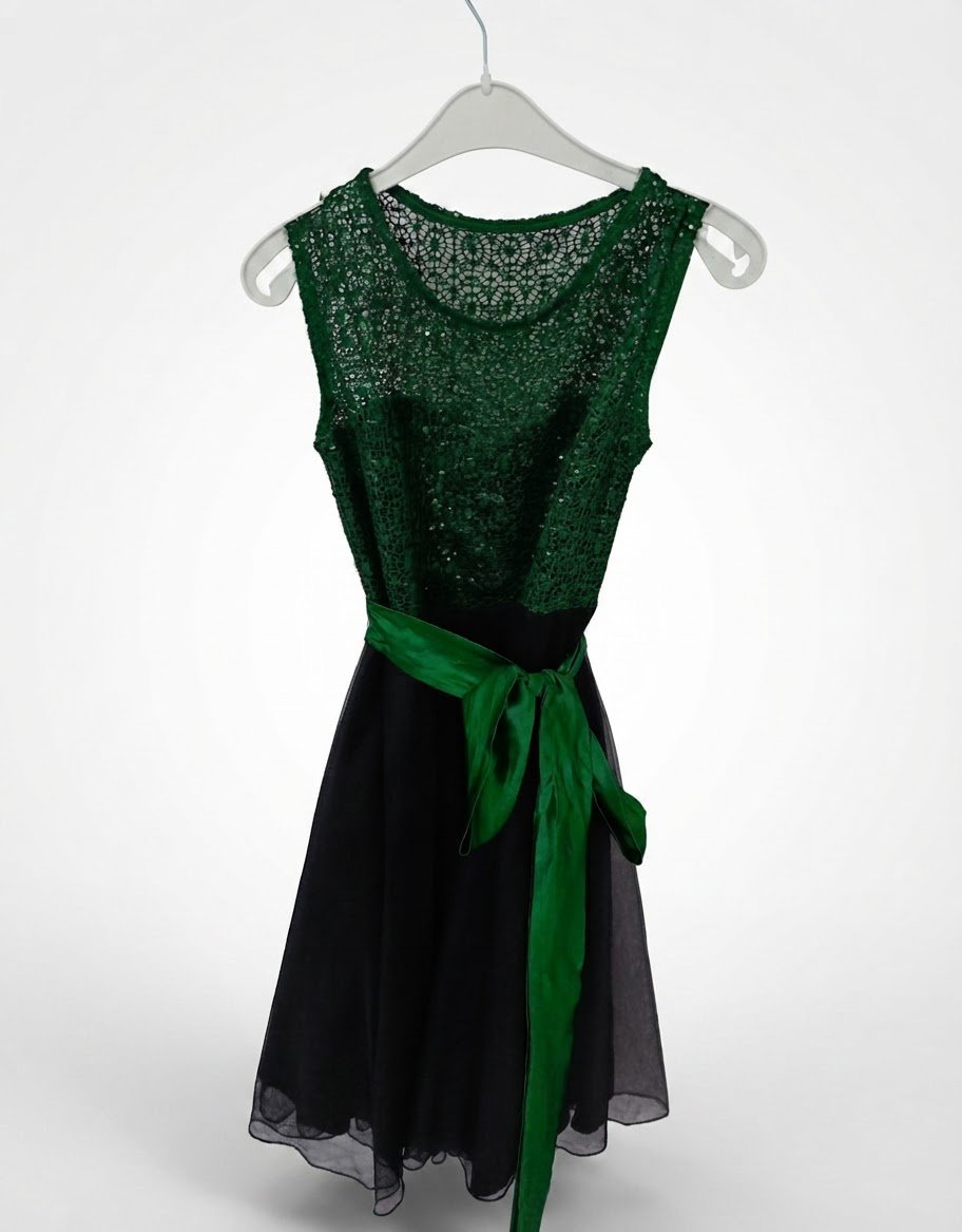 Robe noire et verte en dentelle avec ceinture satinée