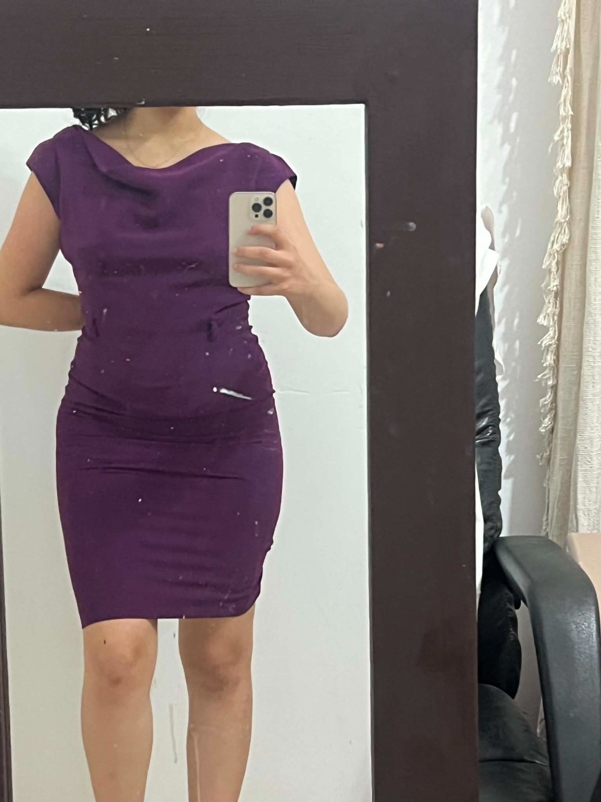 Robe mauve avec un detail au cou 