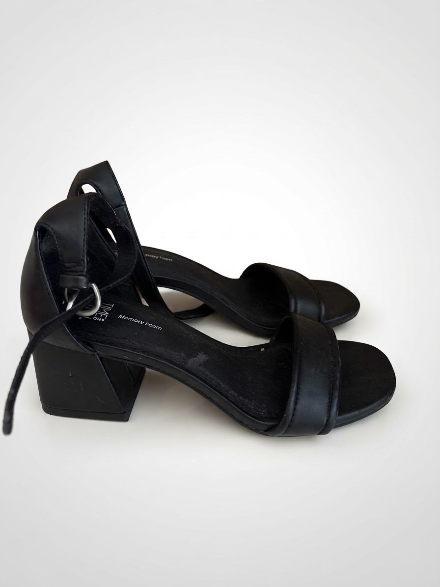 Les sandales à talons carrés de la marque Time and Tru
