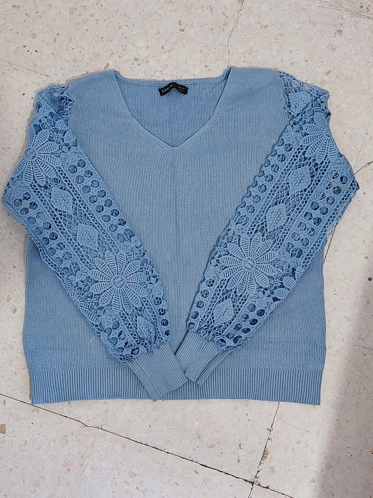 Pull bleu clair avec des manches longues en dentelle de la marque SHEIN 