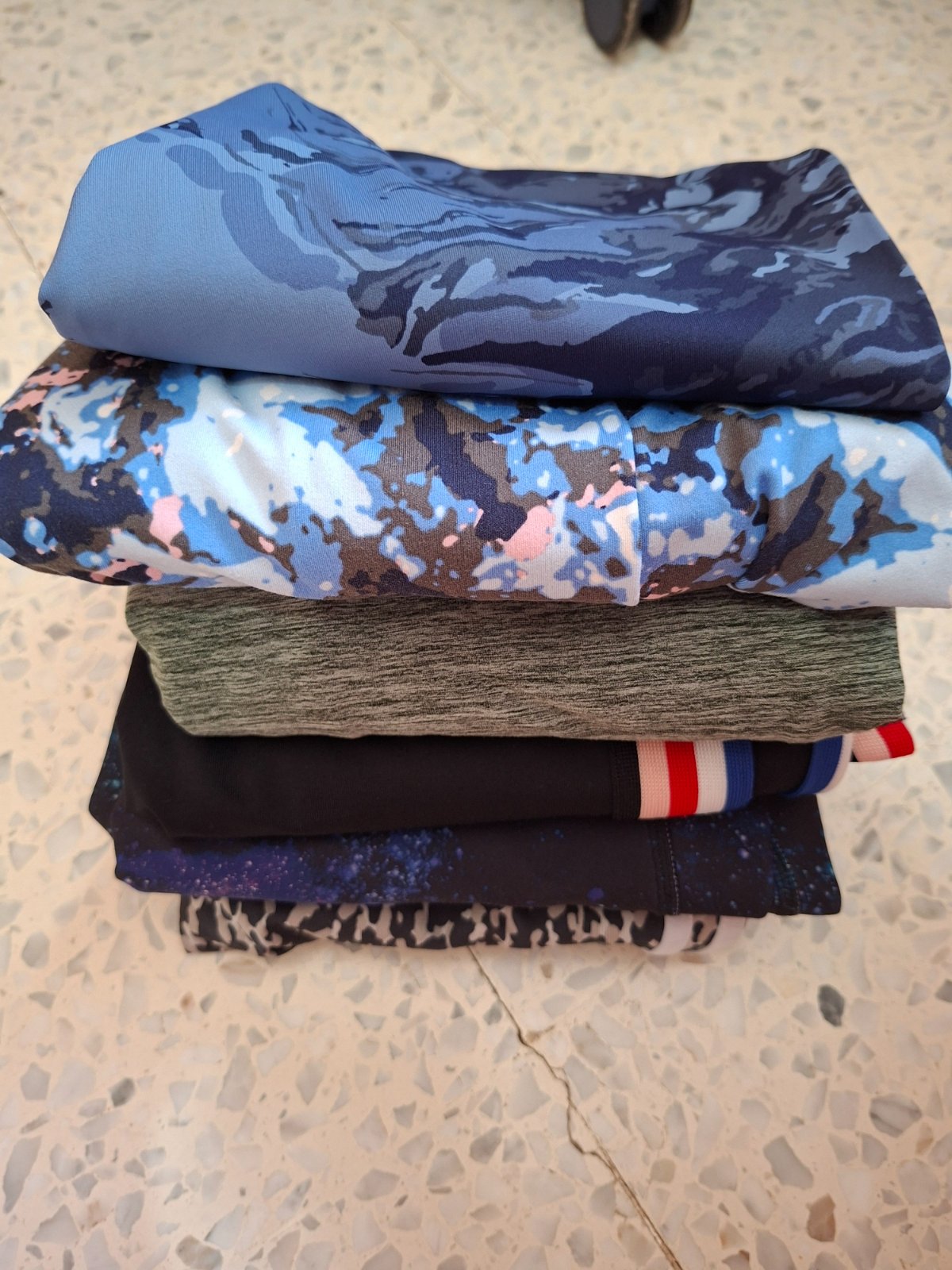 Un lot de vêtements de sport 