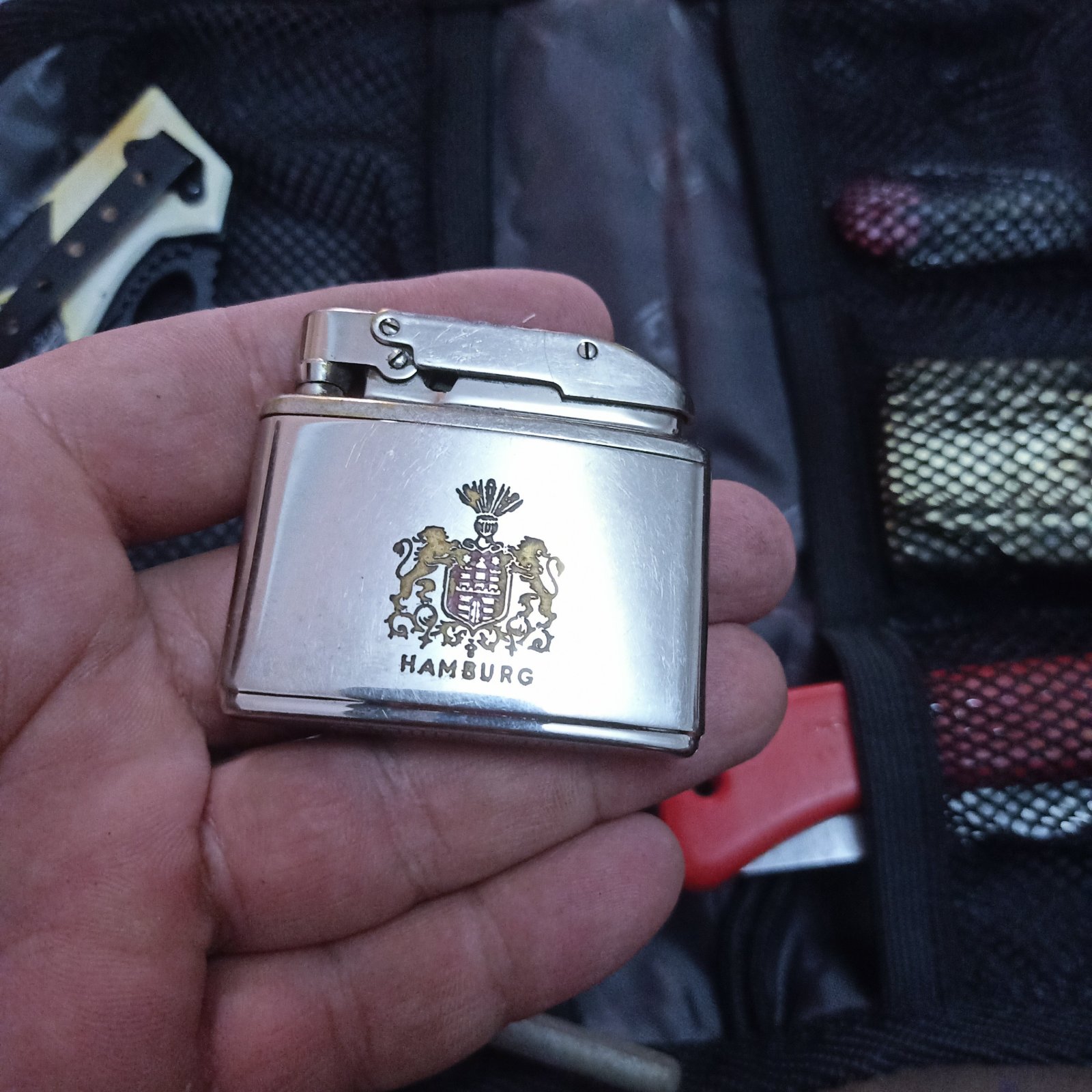 Briquet de poche à levier automatique (lift-arm)