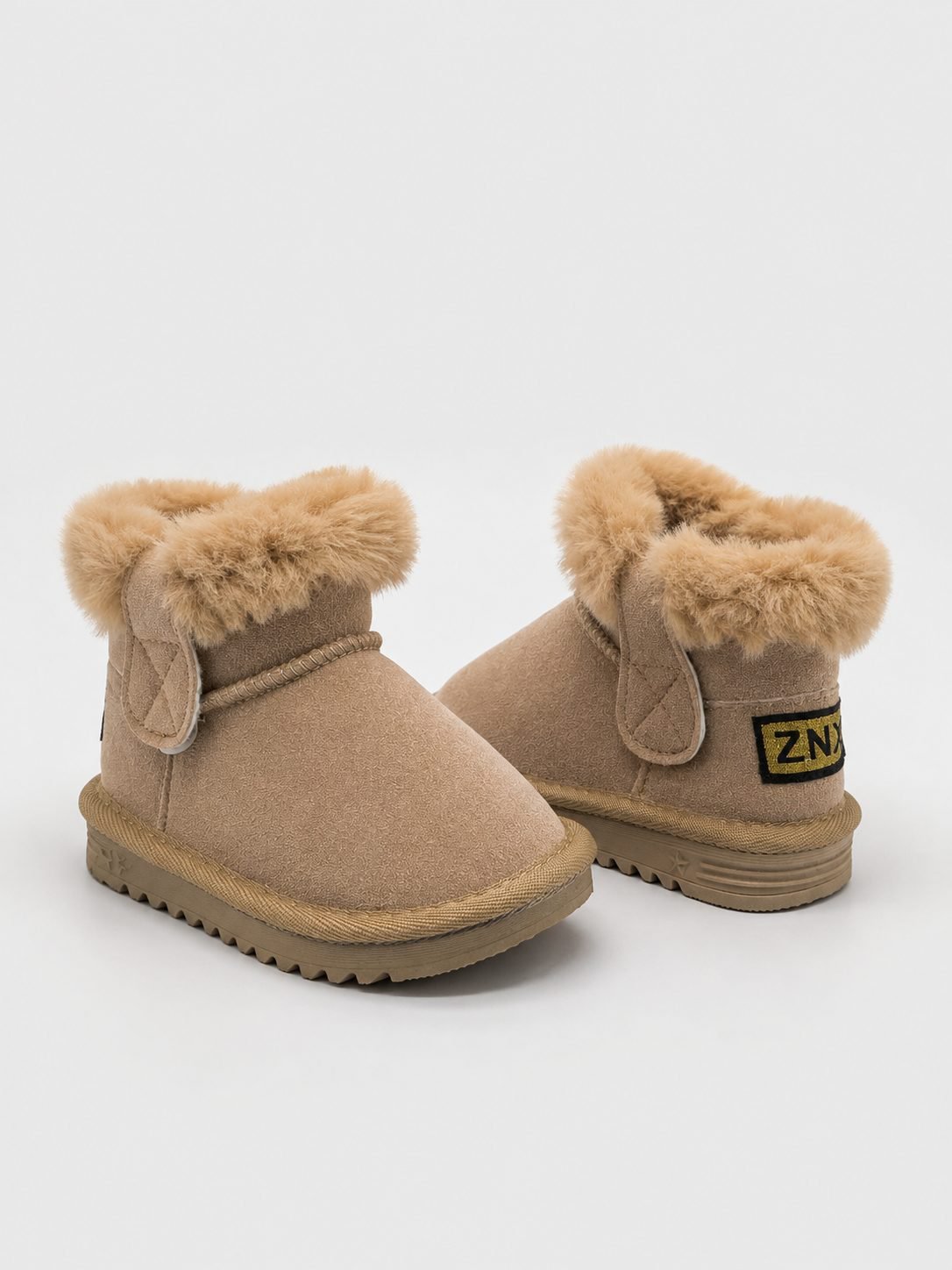 Bottines beiges à doublure en peluche camel, semelle texturée en forme d'étoile.