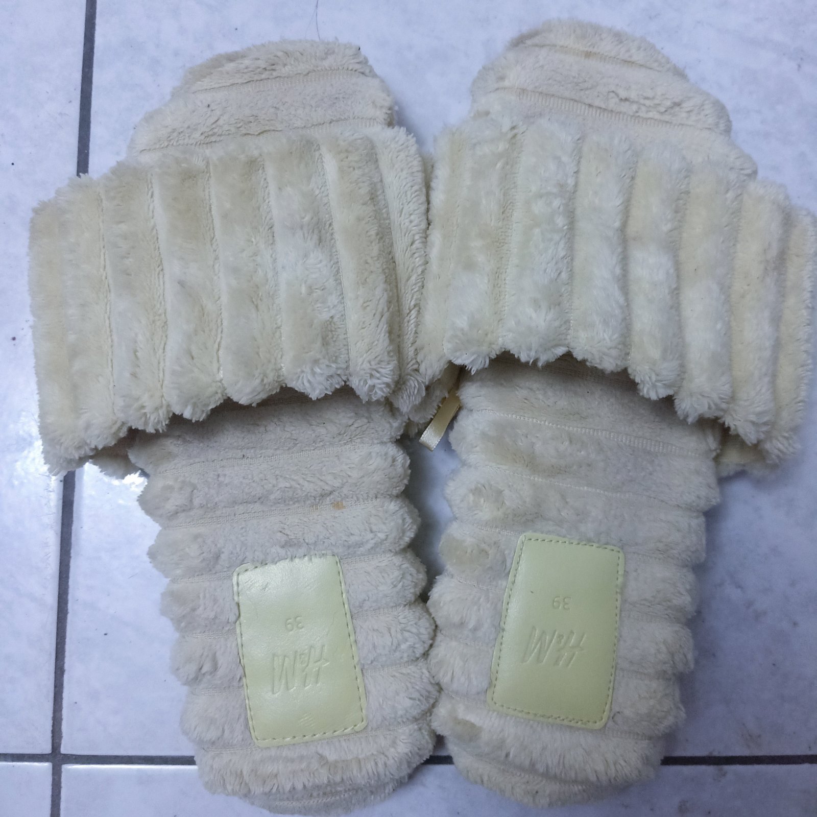 Pantoufles ou mules d'intérieur en fausse fourrure vert 