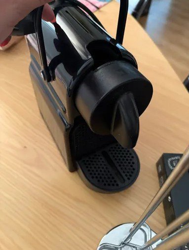 Une machine à café à capsules Nespresso Inissia De'Longhi Magimix